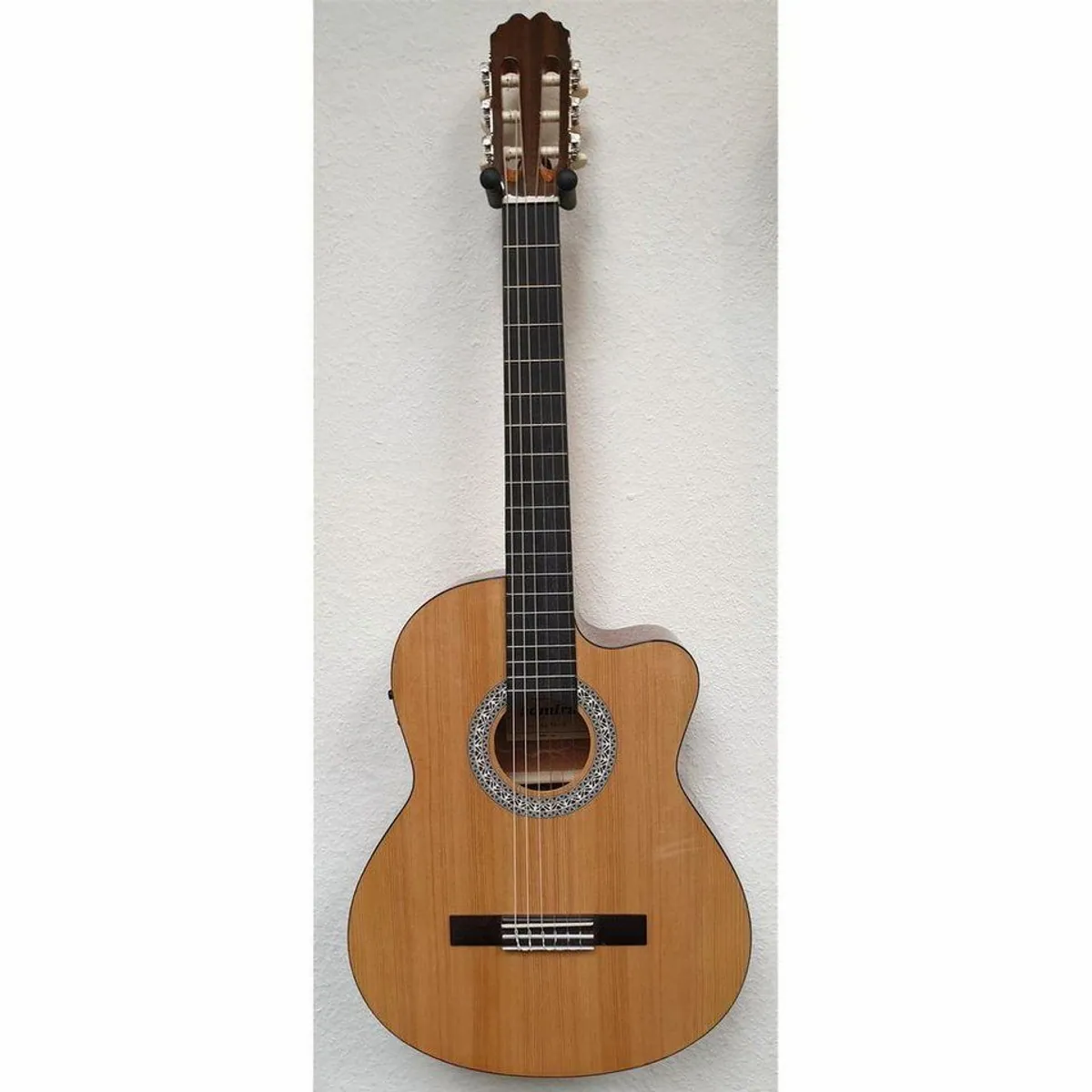 admira Alba Konzertgitarre E-Cutaway, Cutaway, Tonabnehmersystem