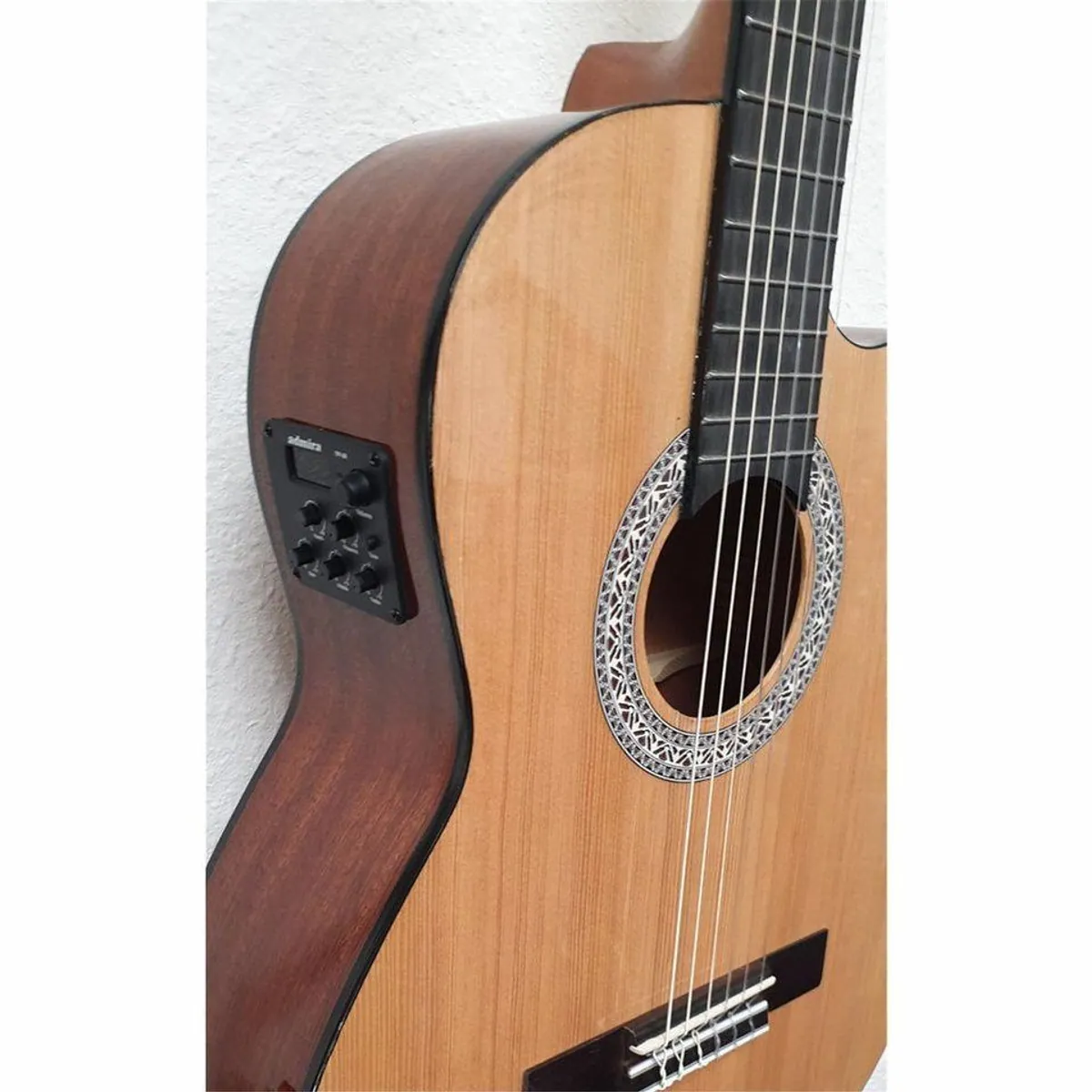 admira Alba Konzertgitarre E-Cutaway, Cutaway, Tonabnehmersystem 2
