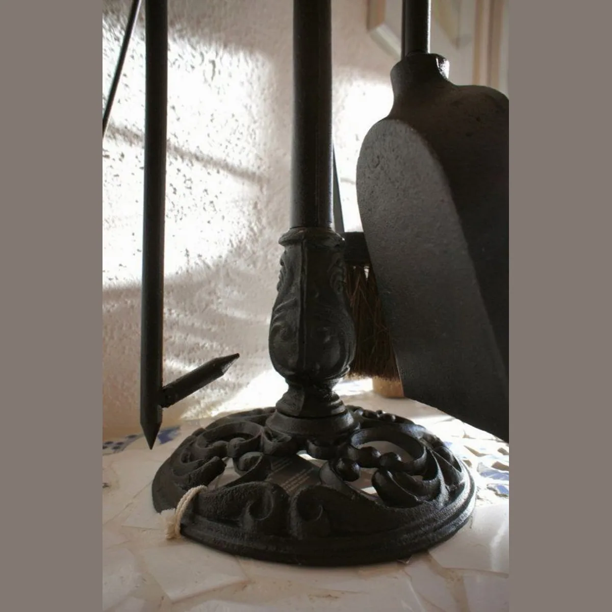 Antikas Kaminbesteck 4-teilig, stilvolles Design, aus Gusseisen 5