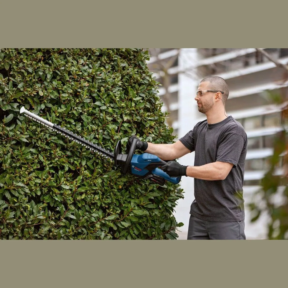 Bosch Professional GHE 18V-60 Akku-Heckenschere, bürstenloser Motor, ergonomisches Design, leise im Betrieb 2