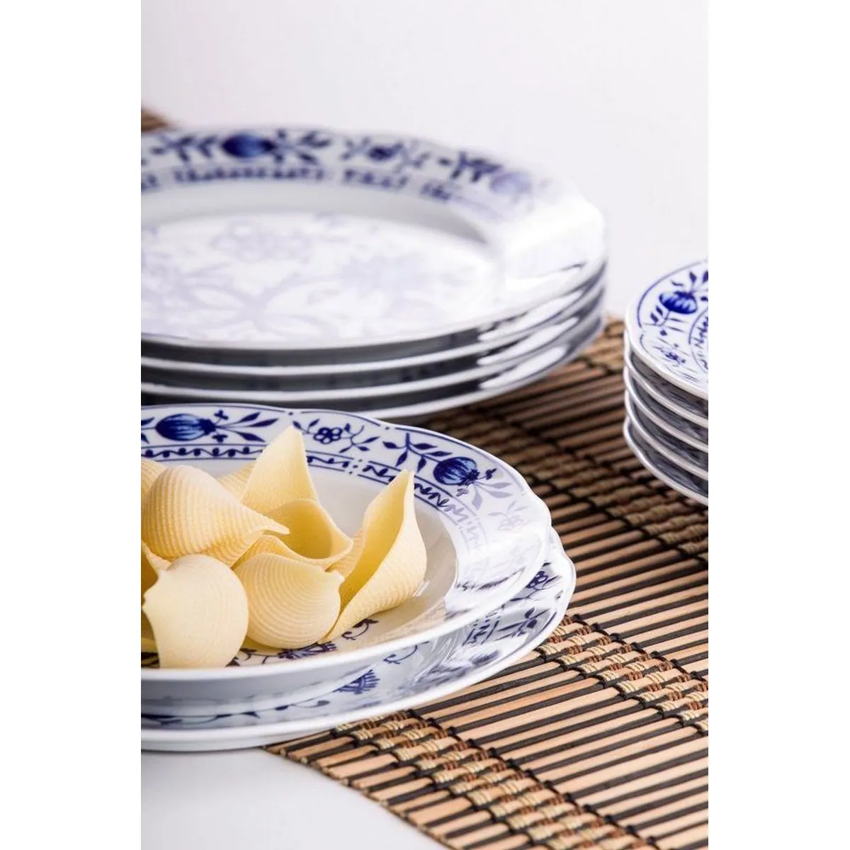 KAHLA Zwiebelmuster Tafelservice, 12-teilig, für 6 Personen — stilvolles Porzellan, Made in Germany 3