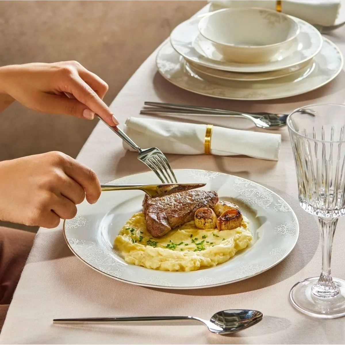 Karaca Elegance Bone Siena Geschirr-Set, 53-teilig für 12 Personen, edles Design 3