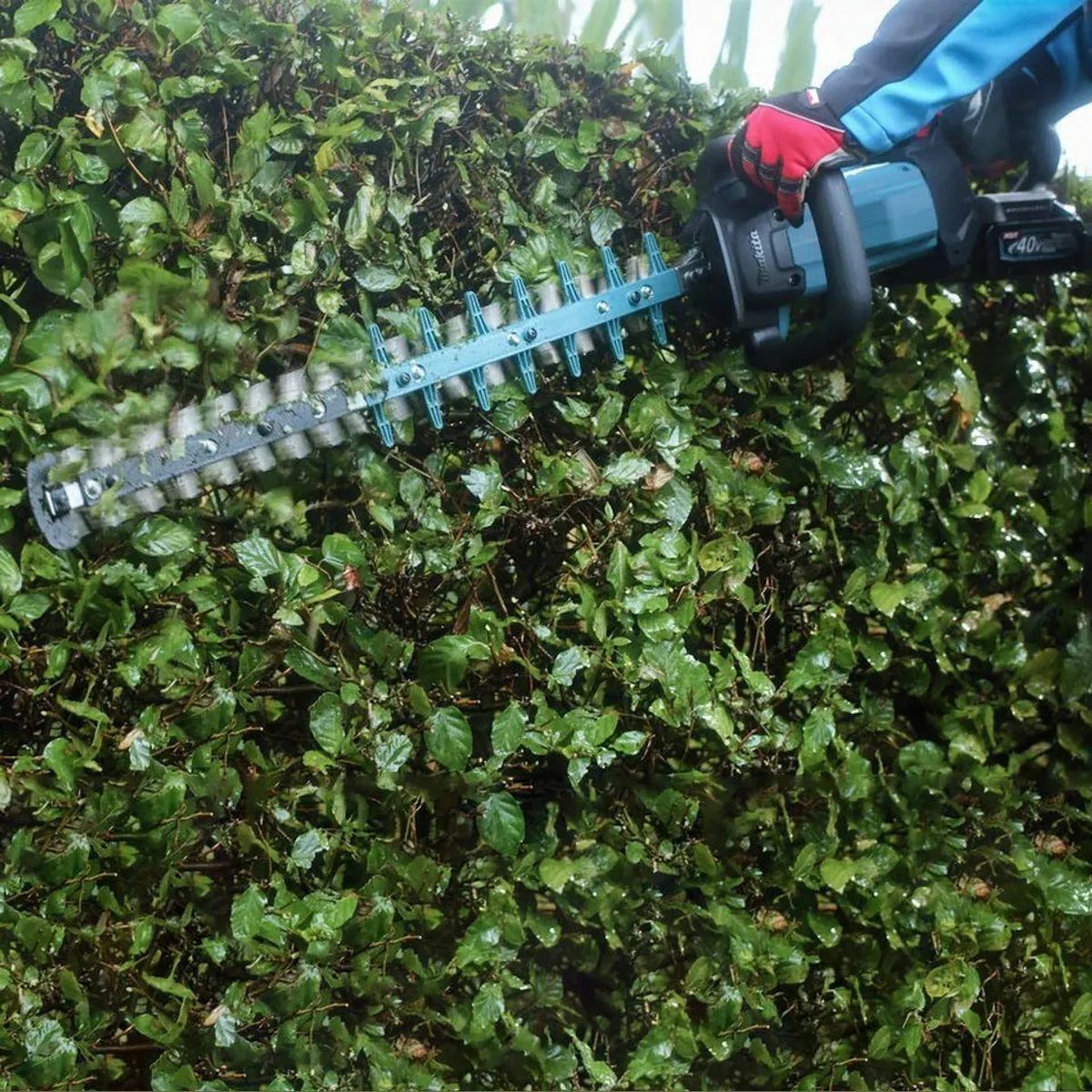 Makita UH004GZ Akku-Heckenschere, 3 Geschwindigkeitsstufen, komfortabler Softgrip 2