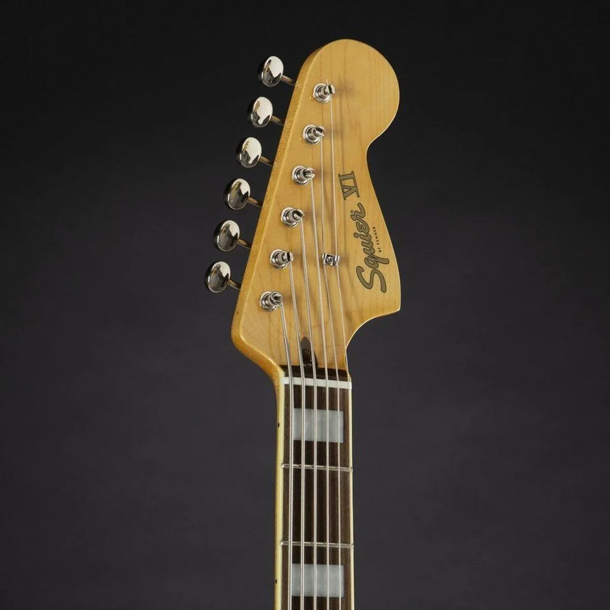 Squier Classic Vibe Bass VI Black, 6-Saiter, vielseitiger Klang 3