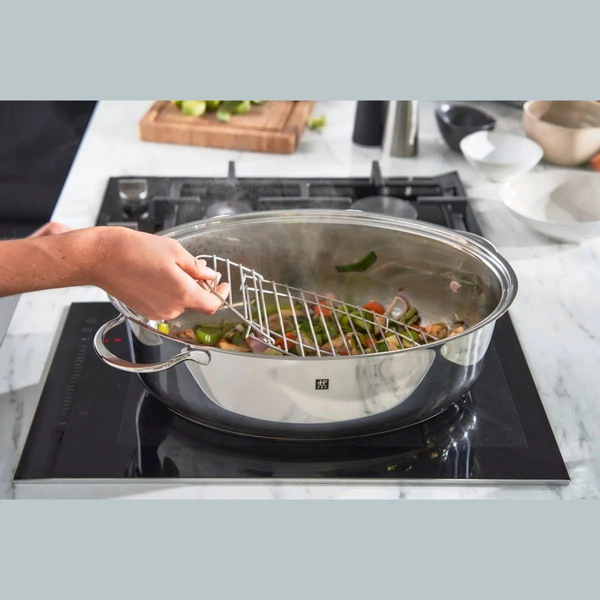 Zwilling Bräter Plus, Edelstahl 18/10, Induktionsgeeignet, langlebig und robust 3